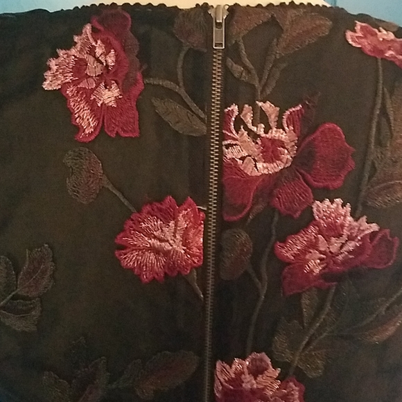 Puff shoulder, embroidered, back zip dress - Picture 4 of 4